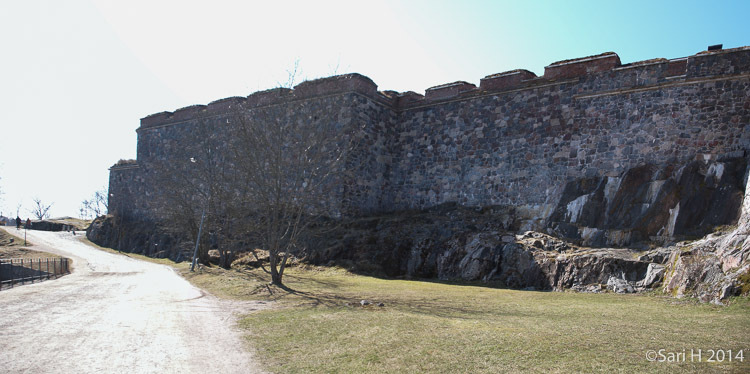 Susisaaren linnoitusmuuria, vasemmalla Tykistölahti